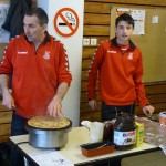 Le stand des crêpes a vu se succéder les familles Guillet et Laurent. Ici, les Guillet père et fils s'inquiètent de ne pas voir arriver leurs collègues coincés par la neige à Ste-Colombe.