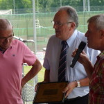 Le président de la ligue Bernard Barbet remet au secrétaire Pierrot Buard un cadeau du club pour ses plus de 30 ans de secrétariat.