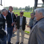 Pierrot Michel et Nounours Jacky Vernoux, anciennes gloires du club, en discussion avec les anciens dirigeants.