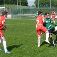 Joffrey Griot et Alexis Rousseau empêchent la relance du capitaine d'Amancy. 