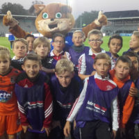 Les U13 ramasseurs de balle avec la mascotte