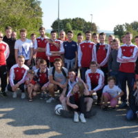 Joueurs, dirigeants et supporters au moment du départ en car.